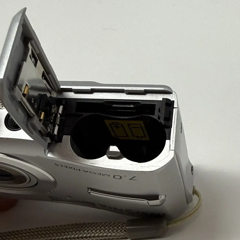 Insignia NS-DSC7S09 7.0MP Digital Camera Silver - Tested Working